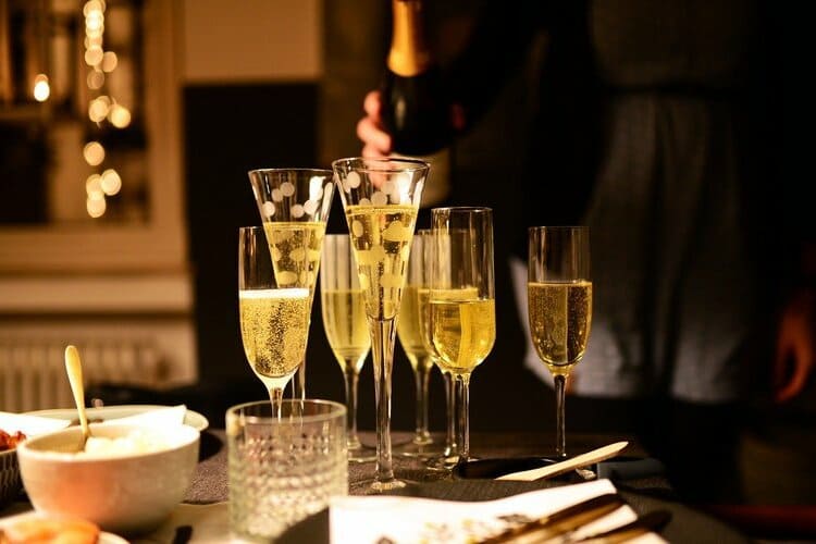 Klauzula alkoholowa zapewni Ci ochronę ubezpieczeniową w sylwestra po wypiciu nie tylko lampki szampana.